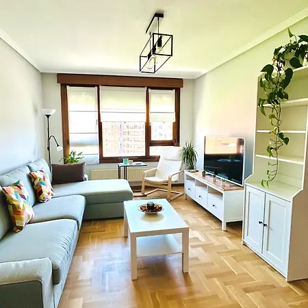 Apartamento El Pisín De Goya: Piso Luminoso Con Garaje A Pie Del Centro De Oviedo. *