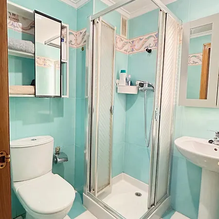 El Pisin De Goya: Piso Luminoso Con Garaje A Pie Del Centro De Oviedo.