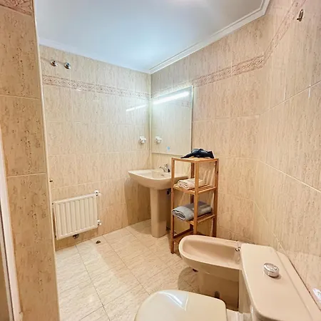 Apartmán El Pisin De Goya: Piso Luminoso Con Garaje A Pie Del Centro De Oviedo.