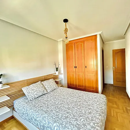 Apartamento El Pisín De Goya: Piso Luminoso Con Garaje A Pie Del Centro De Oviedo.